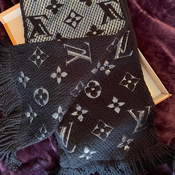 Louis Vuitton logo scarf - Picture 3 of 5